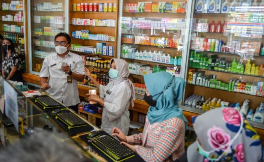 အင်ဒိုနီးရှားမှာ အဖျားပျောက်ဆေးရည်တွင် တားမြစ်ပစ္စည်းသုံးစွဲမှုဖြင့် ကုမ္ပဏီနှစ်ခုကို လိုင်စင်ရုတ်သိမ်း