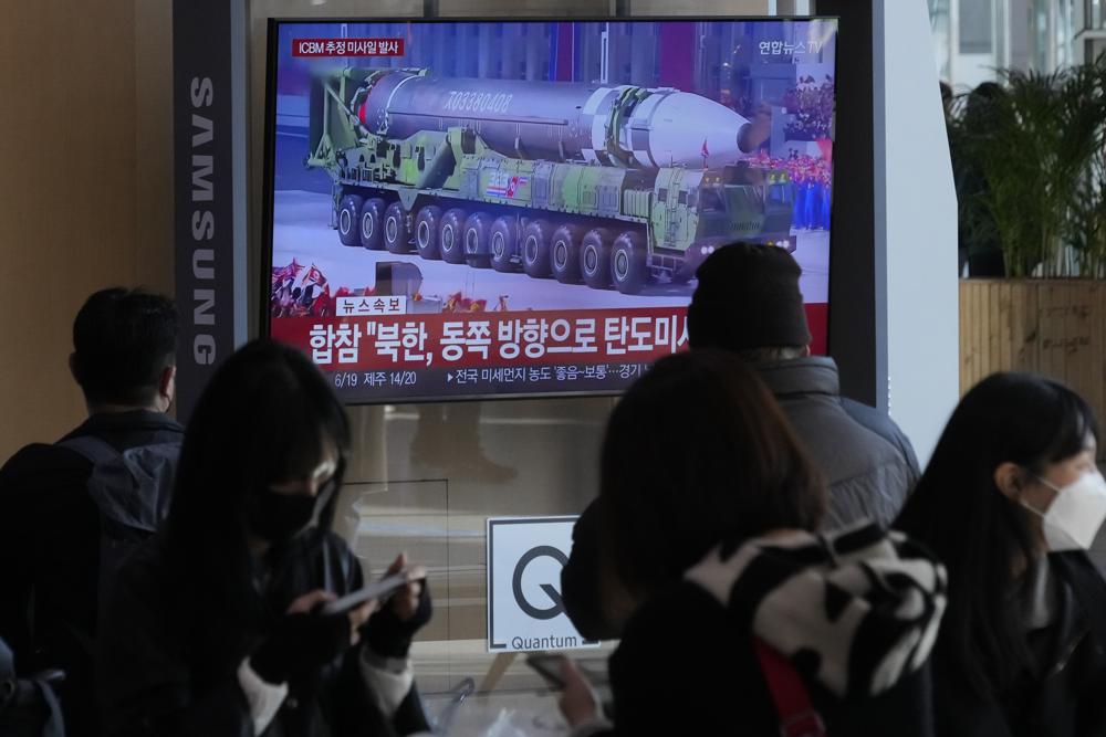 အမေရိကအထိပစ်ခတ်နိုင်အောင် ဖန်တီးထားသည်ဟုယူဆရသည့် ပဲ့ထိန်းဒုံး မြောက်ကိုရီးယား စမ်းသပ်ပစ်ခတ်