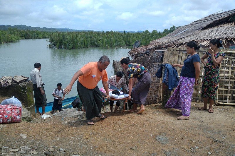 A patient from Ponnagyun Township, Arakan State, is transported to Sittwe public hospital in 2022. (Photo: P.D.Y.O)