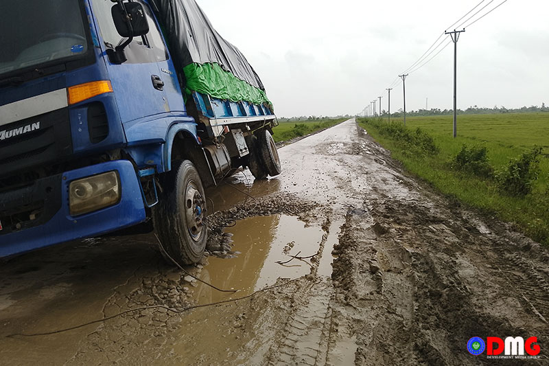 မောင်တော- အငူမော်ကားလမ်း ကိုင်းကြီးကျေးရွာနှင့် ဥဒေါင်းကျေးရွာအကြား ပျက်စီးနေမှုကို ဩဂုတ်လ ၅ ရက်နေ့က တွေ့ရစဉ်။