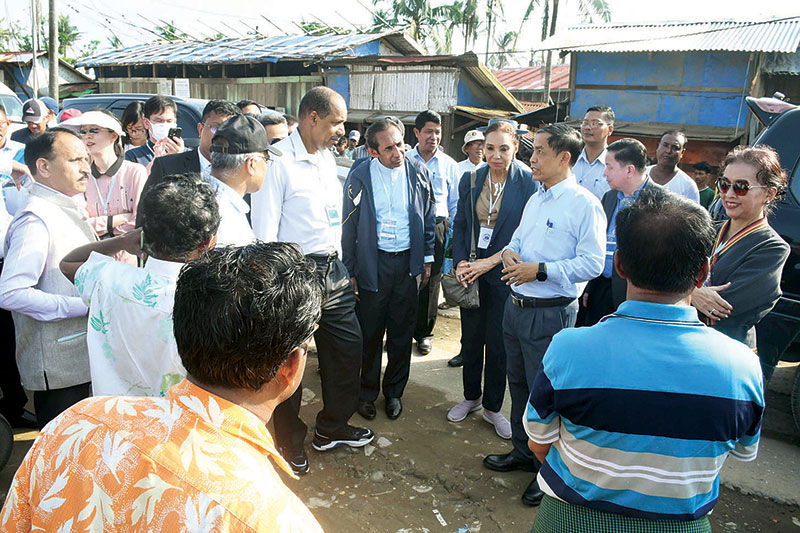 Foreign diplomats meet members of the Thakkelpyin camp management committee on September 1, 2023. (Photo: Myanma Alin)