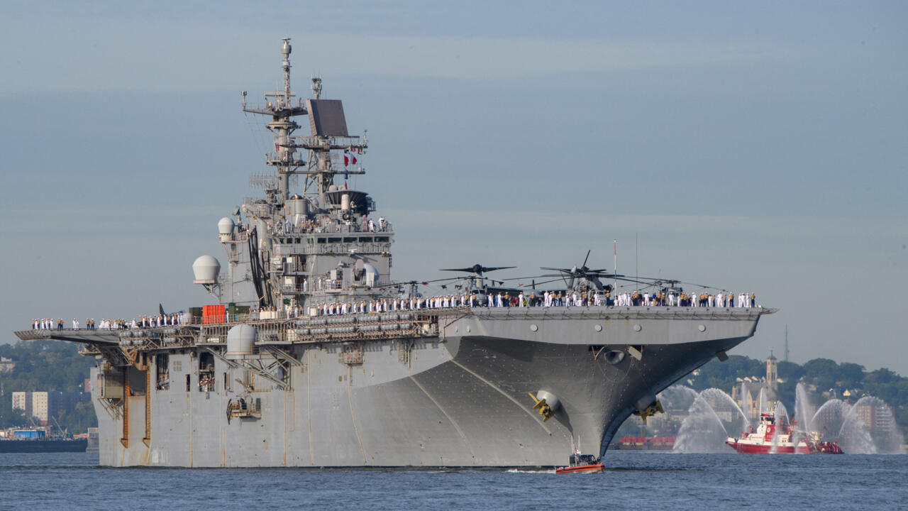 ၂၀၂၂ ခုနှစ် မေလအတွင်းက နယူးယောက်ဆိပ်ကမ်းသို့ ရောက်ရှိလာသည့် USS Bataan စစ်သင်္ဘော။ ဓာတ်ပုံ - AFP