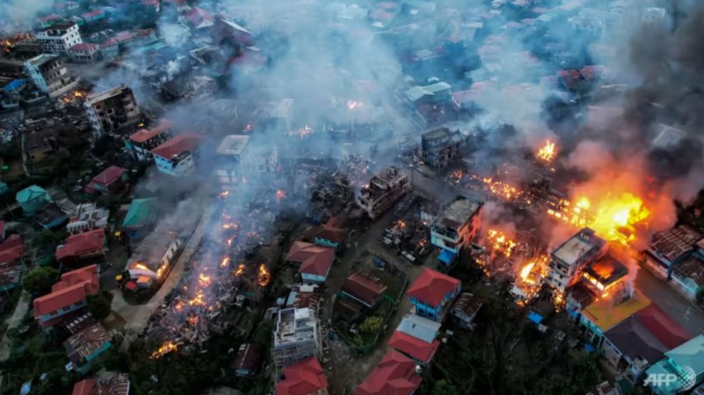 မြန်မာစစ်တပ်က ပစ်ခတ်သည့် လက်နက်ကြီးများ ကျရောက်ပေါက်ကွဲမှုကြောင့် ချင်းပြည်နယ် ထန်တလန်မြို့တွင်း တစ်နေရာ၌ မီးလောင်နေသည်ကို ၂၀၂၁ ခုနှစ် အောက်တိုဘာလ ၂၉ ရက်နေ့က တွေ့ရစဉ်။ ဓာတ်ပုံ - AFP