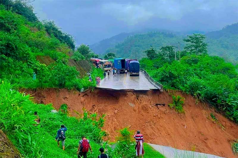 The Kawkareik-Myawaddy road was blocked due to heavy rains and landslides on the morning of August 7. (Photo: CJ)