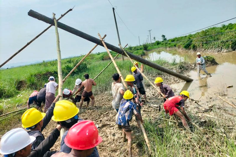 Electricity staff repair utility poles. (Photo: ESE Arakan State / Facebook)