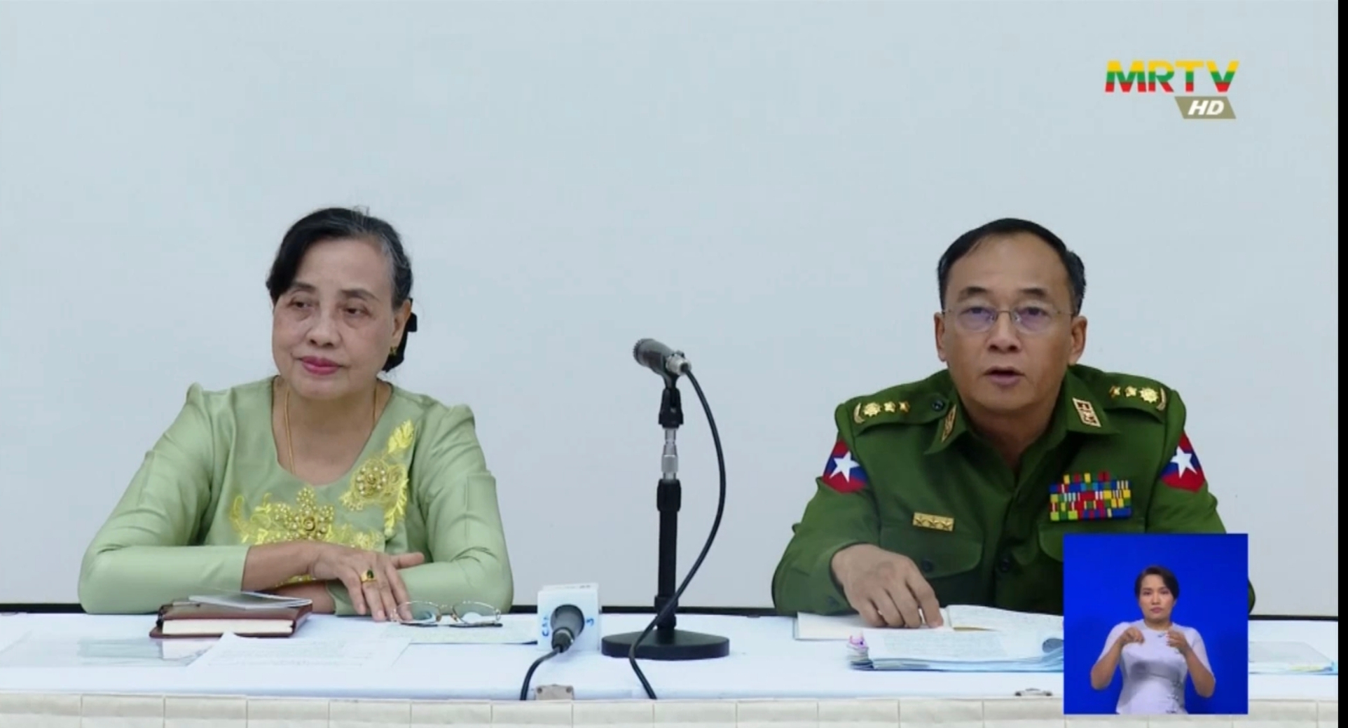 Colonel Wunna Aung and Saw Mra Razar Lin at the joint press conference. (Photo: MRTV)