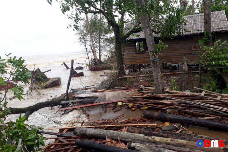 တောင်ကုတ်မြို့နယ်၊ ကုလားရောင်ကျေးရွာတွင် ပင်လယ်ရေတိုက်စားမှုကြောင့် ပျက်စီးသွားသည့် နေအိမ်များကို ၂၀၂၃ ခုနှစ်၊ ဩဂုတ်လ ပထမအပတ်က တွေ့ရစဉ်။