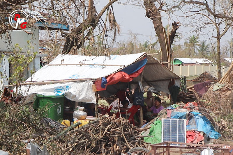 ရသေ့တောင်မြို့ပေါ်ရှိ စစ်ဘေးရှောင်မိသားစုတစ်စုကို မုန်တိုင်းအလွန် မေ ၁၈ ရက်နေ့က တွေ့ရစဉ်။