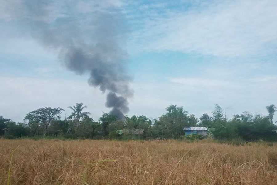 Houses on fire in Manawthiri Village, Pauktaw Township. (Photo: APM)