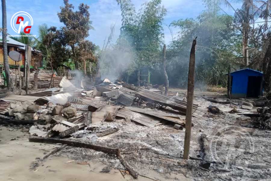 စစ်ကောင်စီပစ်ခတ်မှုကြောင့် မီးလောင်ကျွမ်းသွားသော မနော်သီရိကျေးရွာမှ နေအိမ်များအား ယနေ့တွေ့ရစဉ်။ 