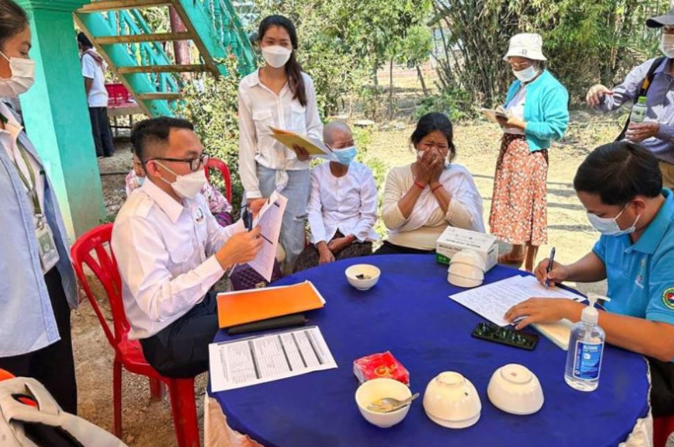 ကမ္ဘောဒီးယား ကူးစက်ရောဂါပြန့်ပွားမှု ထိန်းချုပ်ရေးဌာနမှ ဝန်ထမ်းများ ပရီဗန်းပြည်နယ်တွင် ပညာပေးပြောကြားမှုများ ပြုလုပ်စဉ်။ ဓာတ်ပုံ - AFP