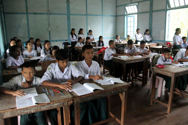 ဘီးလင်းမြို့ပေါ်ရှိ စာသင်ကျောင်းတွင် ပညာသင်ကြားနေသည့် ကျောင်းသားများကို တွေ့ရစဉ်။ ဓာတ်ပုံ - မွန်ပြည်နယ် ပညာရေးမှူးရုံး
