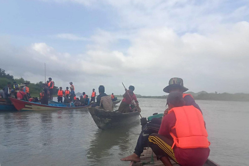 စက်လှေနစ်မြုပ်ပြီး ပျောက်ဆုံးနေသည့် နတ်ကန်ရွာက အမျိုးသမီးနှစ်ဦးအား ရှာဖွေရေးလုပ်နေကြစဉ်။ ဓာတ်ပုံ - ရင်းချောင်းလူငယ်အစည်းအရုံး