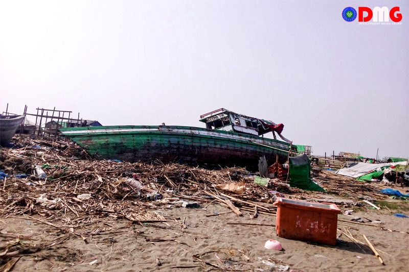 မုန်တိုင်းကြောင့် ပေါက်တောမြို့နယ်၊ သဲခုံကျေးရွာမှ ပျက်စီးသွားသည့် စက်လှေများအား မေလ ၂၃ ရက်နေ့က တွေ့ရစဉ်။