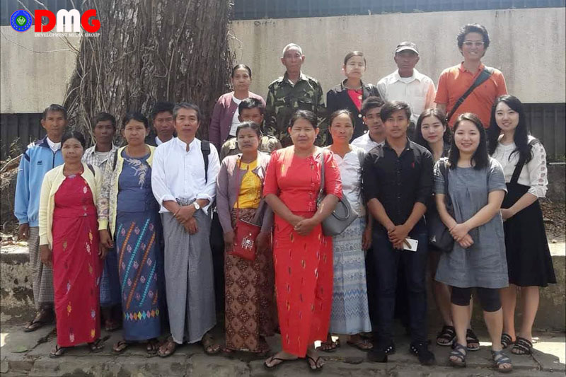 မြန်မာနိုင်ငံ ကိုးရီးယားသံရုံးရှေ့တွင် အကျိုးဆောင်ရှေ့နေအဖွဲ့နှင့်အတူ တရားစွဲဆိုသည့် တောင်သူများကို ၂၀၁၆ ခုနှစ်က တွေ့ရစဉ်။ (ဓာတ်ပုံ - ဦးထွန်းလွင်)