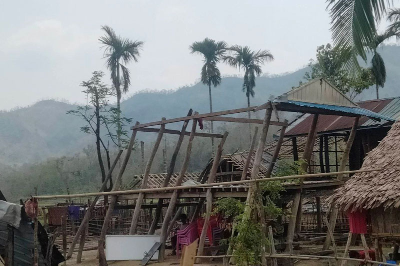 စိုင်းတင်အထက်ပိုင်း မင်းကိုင်ကျေးရွာရှိ နေအိမ်များ မုန်တိုင်းကြောင့် ပျက်စီးသွားပုံ။ ဓာတ်ပုံ - CJ