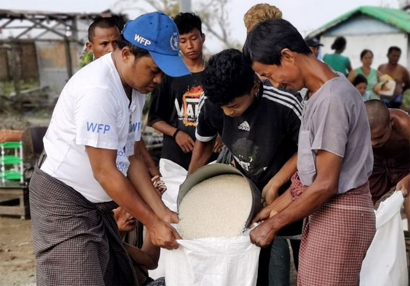 World Food Programme (WFP) officials provide relief items to storm victims in Arakan State. (Photo: UN)