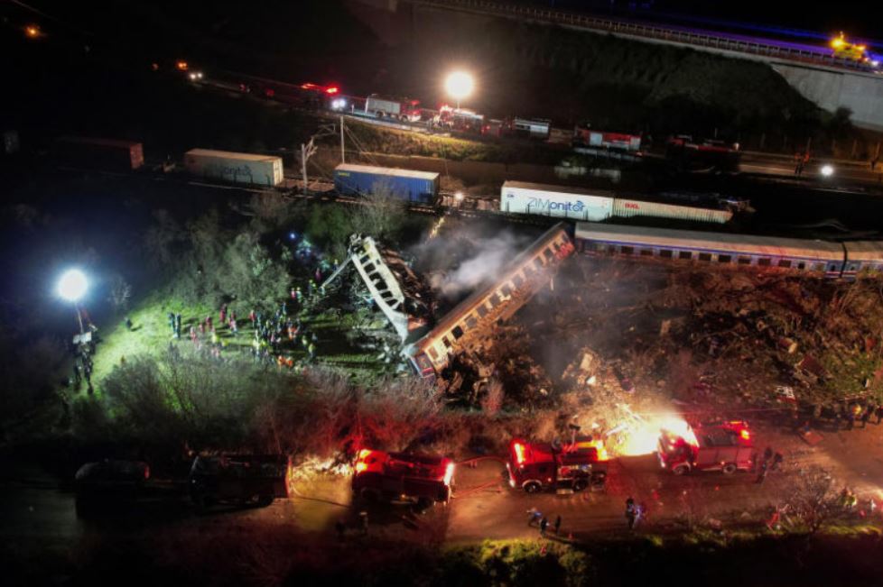 ရထားနှစ်စင်း ခေါင်းချင်းဆိုင် တိုက်မိခဲ့ရာနေရာအား ဗုဒ္ဓဟူးနေ့အစောပိုင်းက တွေ့ရစဉ်။ ဓာတ်ပုံ - AFP