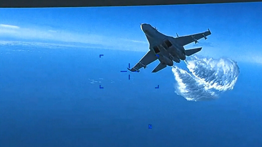 အမေရိကန်ဒရုန်းအနီးတွင် ရုရှားတိုက်လေယာဉ်က လေယာဉ်ဆီများ ဖောက်ထုတ်လိုက်သည်ကို ဒရုန်းပေါ်မှ ရိုက်ကူးထားသည့် ဗီဒီယိုဖိုင်မှ ရုပ်ပုံ။ (ရုပ်ပုံ - Pentagon)