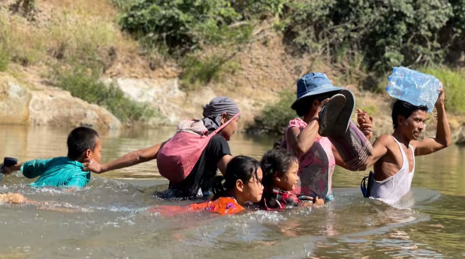 တိုက်ပွဲကြောင့် ထွက်ပြေးလာရသည့် စစ်ဘေးရှောင်အချို့။ ဓာတ်ပုံ - Free Burma Ranger