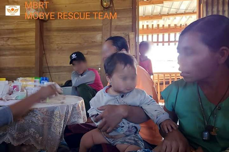 ဗူးပြားကျေးရွာမှ ကလေးငယ်တွေကို မိုးဗြဲကူညီကယ်ဆယ်ရေးအဖွဲ့က ဆေးဝါးကုသပေးနေစဥ်။ ဓာတ်ပုံ - Mobye Rescue Team