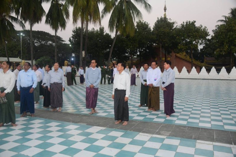 Junta chief Min Aung Hlaing visits Lawka Nanda Pagoda during a previous visit to Sittwe. (Photo: Rakhine Daily)