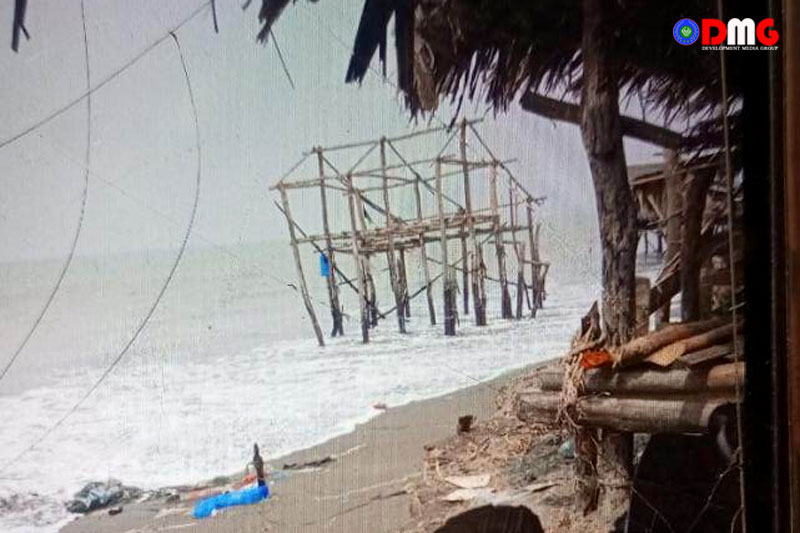 သံတွဲမြို့နယ် ဆင်ခေါင်းကျေးရွာတွင် ပင်လယ်ရေတိုက်စားမှုကြောင့် ပျက်စီးသွားသည့် နေအိမ် ၁၀၀ အထိရှိလာ