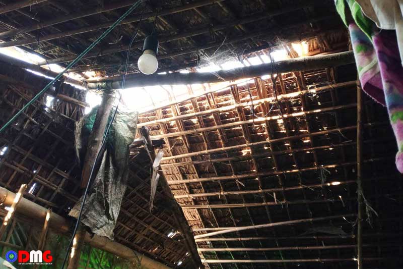 လေပြင်းတိုက်ခတ်မှုကြောင့် ရသေ့တောင်မြို့၊ စေတီတောင်စခန်းမှ ပျက်စီးသွားသည့် နေအိမ်များကို တွေ့ရစဉ်။ 