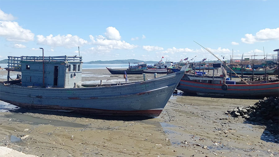 Motorboats are seen moored at Japanma Jetty in Kyaukphyu town because they cannot leave due to junta travel restrictions. (Photo: Kyaw Lwin Oo)