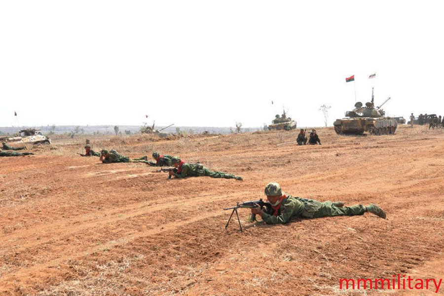 စစ်ကောင်စီ၏ ခြေလျင်၊ တင့်နှင့် အမြောက်တပ်ဖွဲ့များ ပူးတွဲစစ်ရေးလေ့ကျင့်ခန်းတစ်ခုကို ၂၀၁၂ ခုနှစ်က တွေ့ရစဉ်။ ဓာတ်ပုံ  - Myanmar Defence Weapons