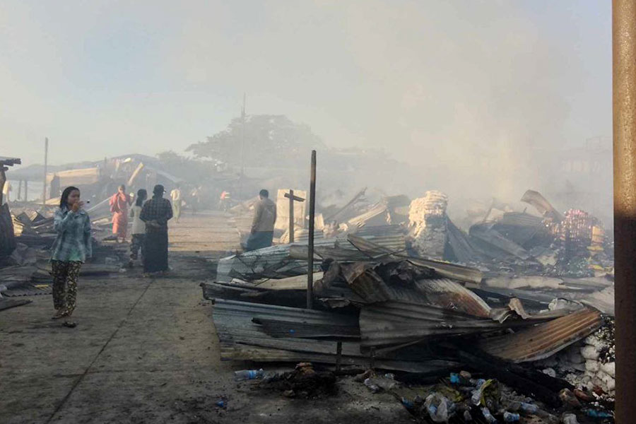 လက်နက်ကြီးကျည်ကျ၍ မီးလောင်ပျက်စီးသွားသည့် ပုဏ္ဏားကျွန်းမြို့မစျေးအား နိုဝင်ဘာလ ၂၅ ရက်တွင် တွေ့ရစဥ်။ (ဓာတ်ပုံ - CJ)