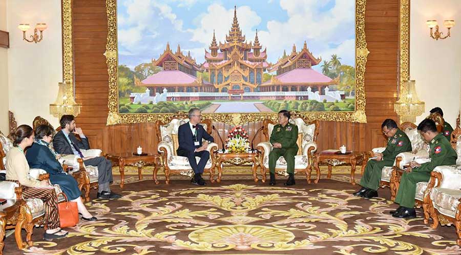 စစ်ခေါင်းဆောင် ဗိုလ်ချုပ်မှူးကြီး မင်းအောင်လှိုင် နှင့် မြန်မာနိုင်ငံဆိုင်ရာ ဆွစ်ဇာလန်သံအမတ်ကြီးတို့ ၂၀၁၈ ခုနှစ်က နေပြည်တော်တွင် တွေ့ဆုံစဉ်။