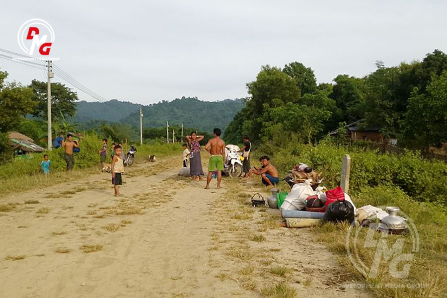 တိုက်ပွဲများကြောင့် ထွက်ပြေးတိမ်းရှောင်နေကြသော မောင်တောမြောက်ပိုင်းက ဒေသခံပြည်သူများ။