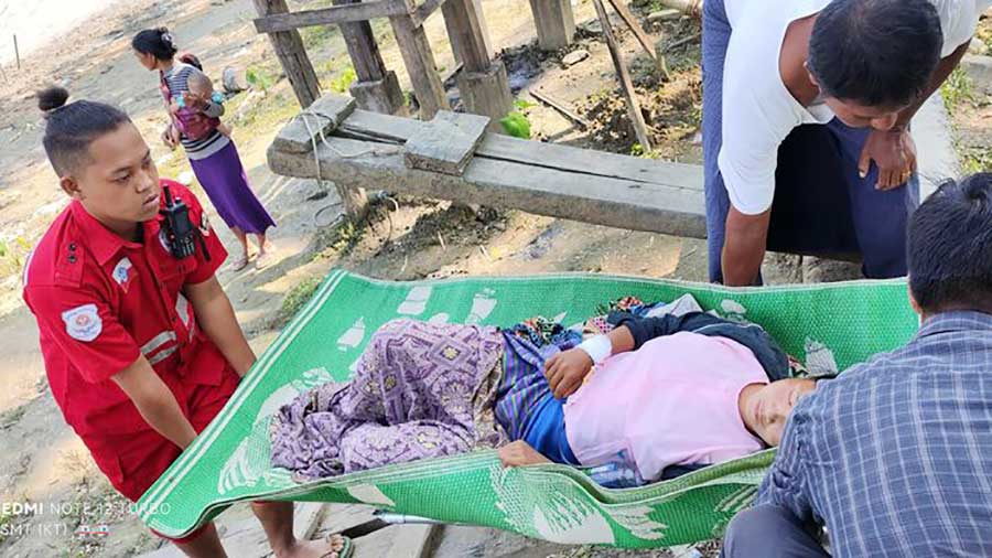 A local woman injured in a junta shelling in Chin State’s Paletwa Township was transferred to Sittwe General Hospital over the weekend. (Photo: Phyusin Myitta social organisation)