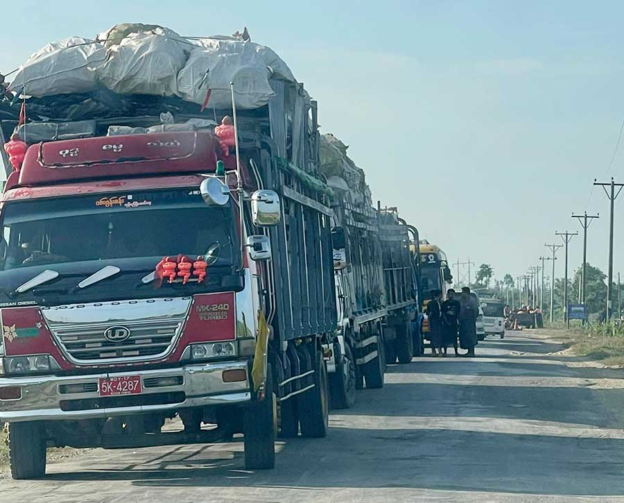စစ်တွေမြို့နယ် ကျောက်တန်းစစ်ဆေးရေးဂိတ်တွင် ကုန်တင်ကားများ ပိတ်မိနေသည်ကို နိုဝင်ဘာ ၁၃ ရက်နေ့က တွေ့ရစဥ်။ ဓာတ်ပုံ - Myint Mo Rakhine/ Facebook
