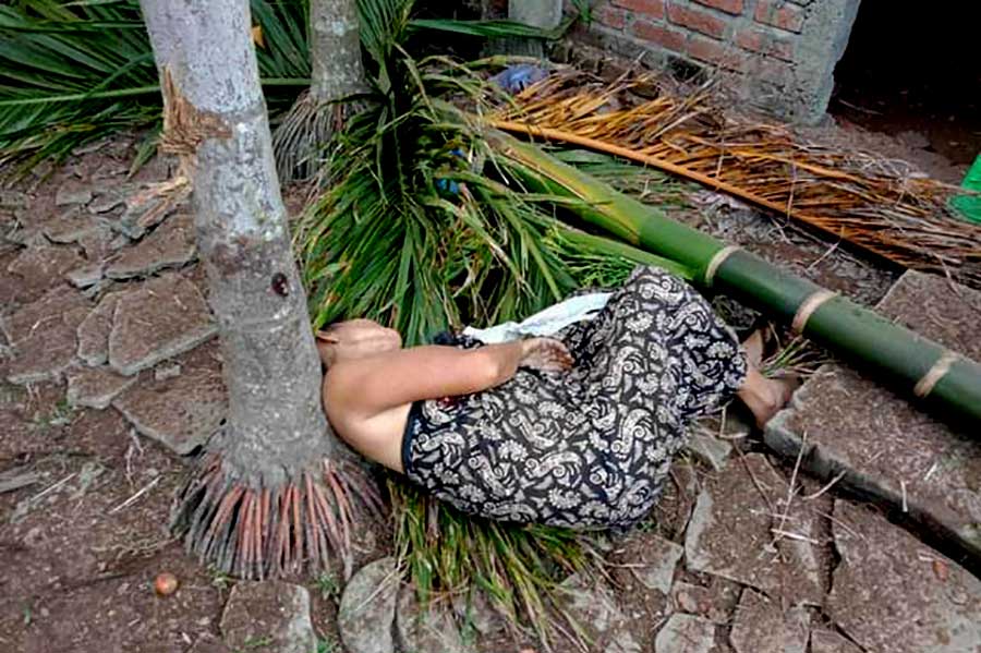 နိုဝင်ဘာလ ၁၃ ရက်တွင် စစ်ကောင်စီလက်နက်ကြီးကြောင့် သေဆုံးသွားသည့် ကျောက်တော်မြို့နယ်၊ အပေါက်ဝကျေးရွာနေ အမျိုးသမီးတစ်ဦး။ ဓာတ်ပုံ - CJ 