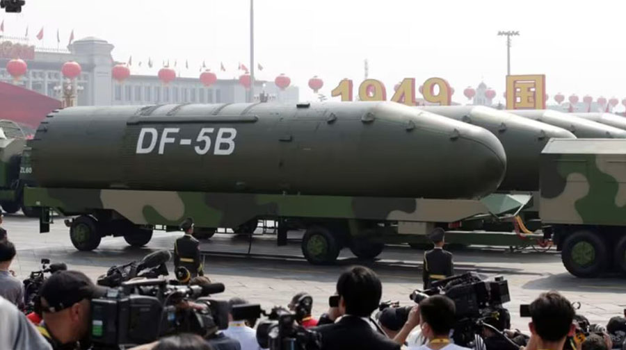 ၂၀၁၉ ခုနှစ် အောက်တိုဘာလ ၁ ရက်နေ့က ဘေကျင်းတွင် ကျင်းပသည့် တရုတ်ပြည်သူ့သမ္မတနိုင်ငံ ထူထောင်ခြင်း နှစ် ၇၀ ပြည့် အခမ်းအနား၌ DF-5B တိုက်ချင်းပစ်ဒုံးကျည်များအား ပြနေသည်ကို တွေ့ရစဉ်။ ဓာတ်ပုံ - Reuters