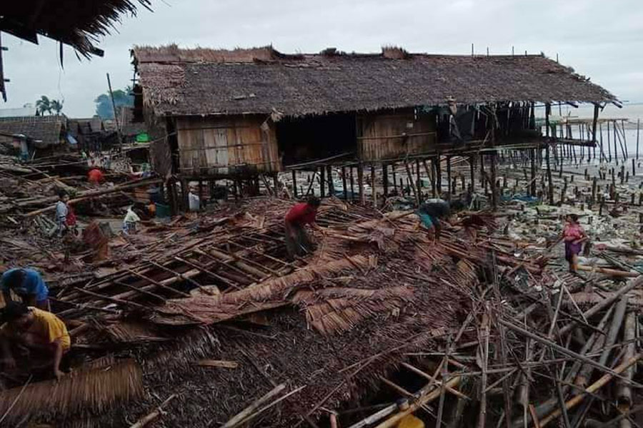 စက်စဲကမ်းခြေ ဓမင်းဆိပ်ကျေးရွာမှ နေအိမ်နှင့် ငါးလှန်းစင်များ ပျက်စီးခဲ့စဥ်။ ဓာတ်ပုံ- CJ