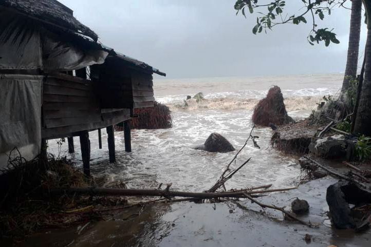 တောင်ကုတ်မြို့နယ် ကုလားရောင်ကျေးရွာတွင် ကမ်းပါးပြိုမှုကြောင့် ပျက်စီးသွားသည့်နေအိမ်များကို ဩဂုတ်လက တွေ့ရစဉ်။ ဓာတ်ပုံ - CJ