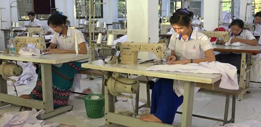 မော်လမြိုင်မြို့၊ အထည်ချုပ်စက်ရုံလုပ်ငန်းခွင်တစ်ခုကို တွေ့ရစဥ်။ ဓာတ်ပုံ - CJ
