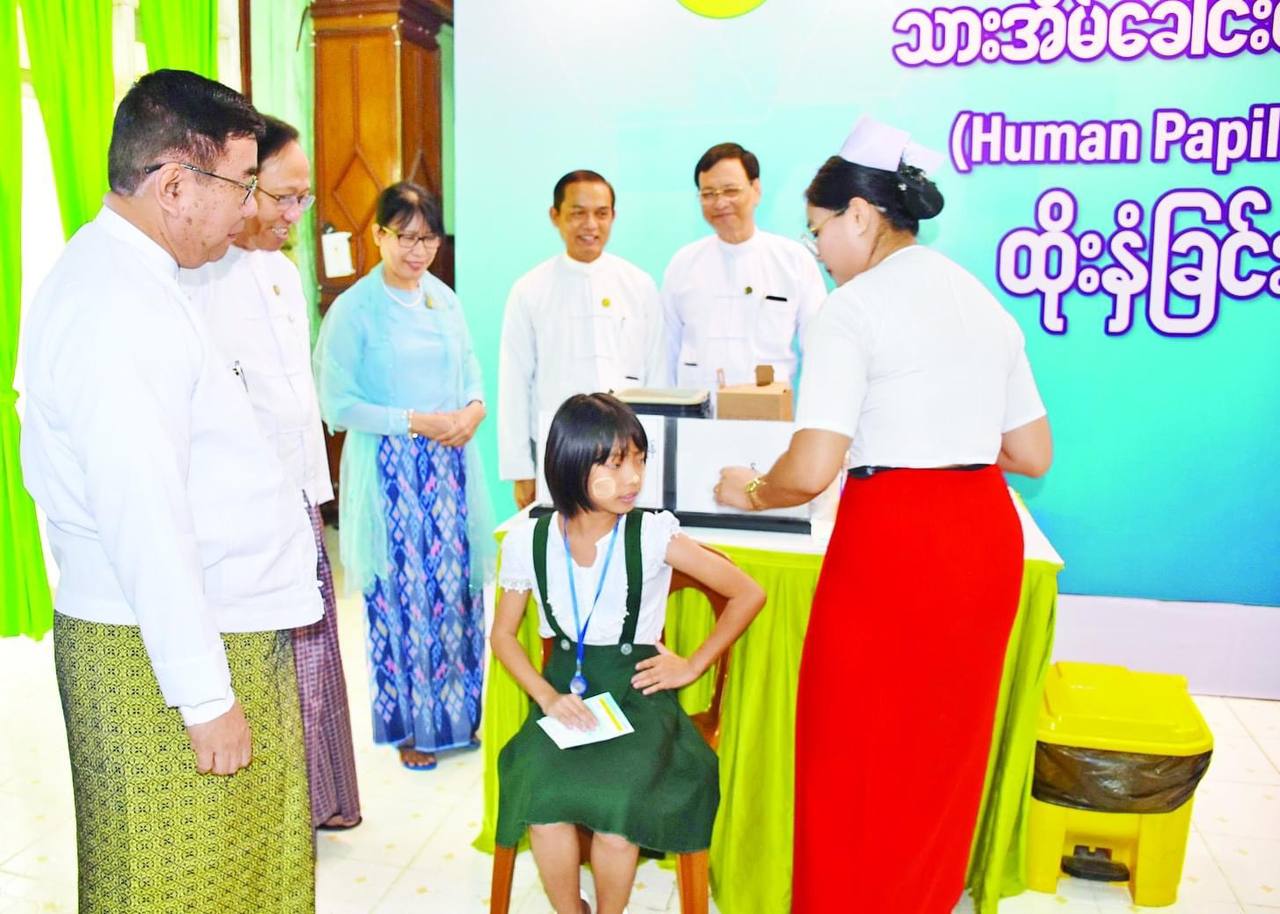 A kickoff ceremony for the human papilloma virus (HPV) vaccination campaign was held at the Ministry of Health on August 22. (Photo: Ministry of Information)