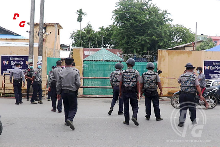 Policemen stand guard in front of Sittwe’s Myoma police station. (File Photo: 2022)