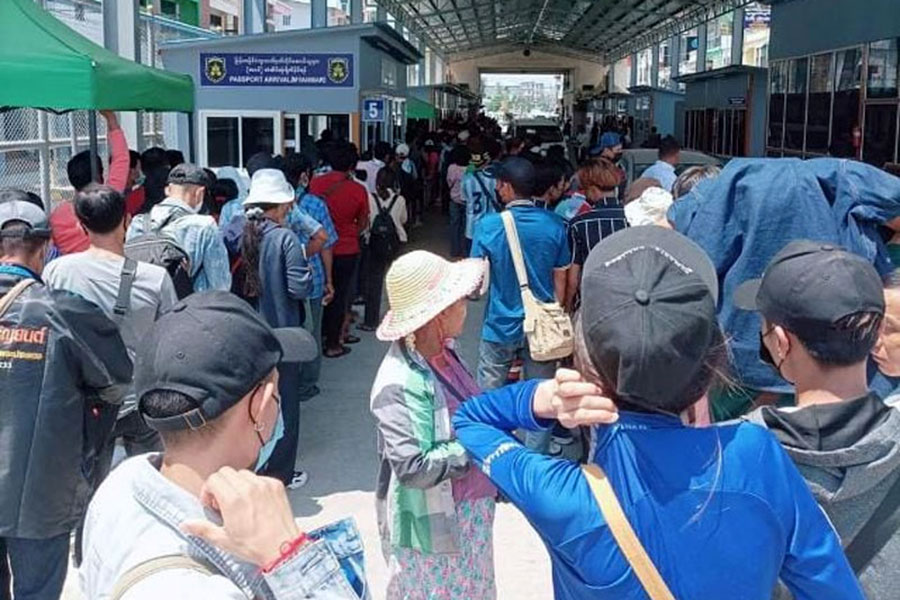 Myanmar migrants return from Thailand ahead of the Thingyan water festival in April 2023 (Photo: CJ)