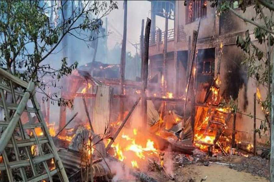 ဘူးသီးတောင်မြို့ရှိ နေအိမ်များ မီးရှို့ဖျက်ဆီးခံထားရမှု။ ဓာတ်ပုံ - CJ