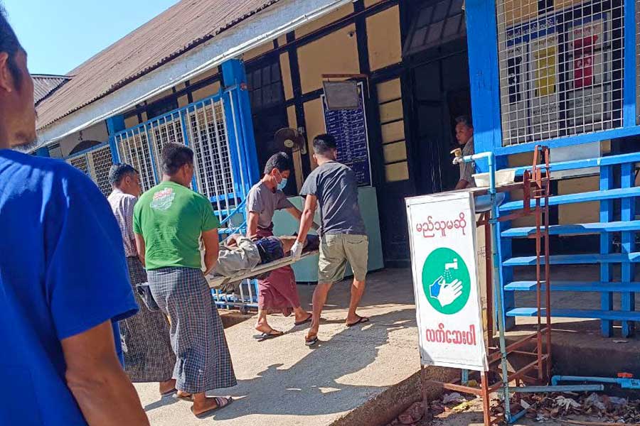 မတ်လ ၁၁ ရက်က ကျောက်ဖြူမြို့မြို့နယ် မင်းတက်တောင်ကျေးရွာမှ မိုင်းထိလူနာအား ဆေးရုံသို့ ပို့ဆောင်စဉ်။ (ဓာတ်ပုံ - APM)
