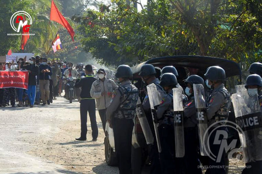 စစ်အာဏာရှင်အလိုမရှိကြောင်း ၂၀၂၁ ခုနှစ်၊ ဖေဖော်ဝါရီအတွင်း ဆန္ဒဖော်ထုတ်နေကြသော မာန်အောင်ဒေသခံများ။ 