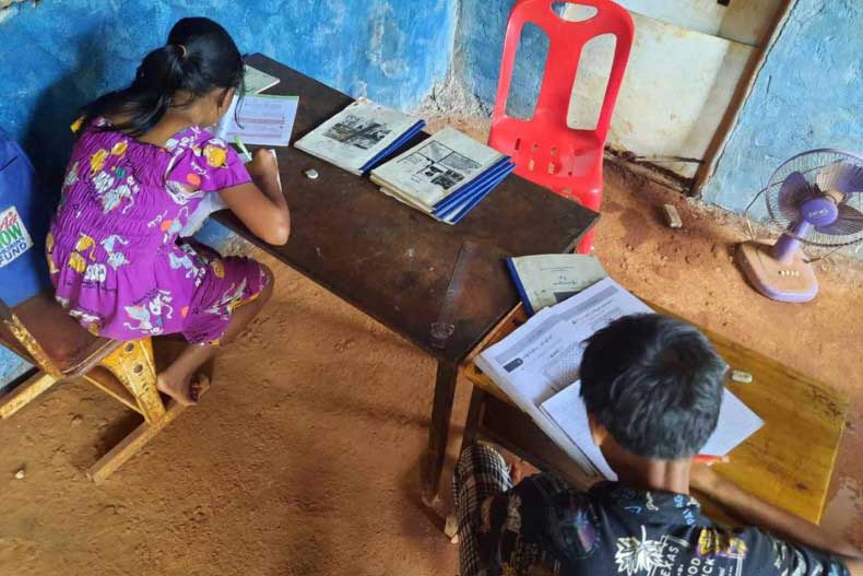 ထိုင်း-မြန်မာ နယ်စပ်အနီး တာ့ခ်ခရိုင် မဲဆောက်မြို့ရှိ စာသင်ခန်းတစ်ခု၌ တွေ့ရသည့် မြန်မာကလေးငယ်နှစ်ဦး။  