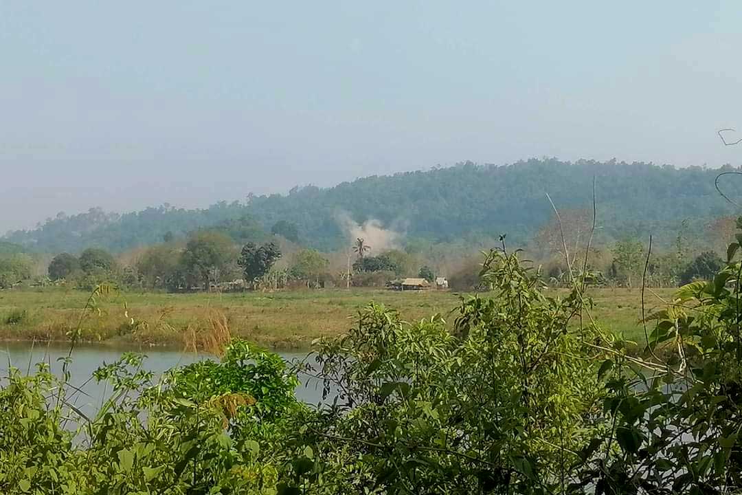 ရွှေလှေကျေးရွာအနီးတွင် စစ်ကောင်စီပစ်ခတ်သည့် လက်နက်ကြီးကျည် ကျရောက်ပေါက်ကွဲနေသည်ကို တွေ့ရစဉ်။ (ဓာတ်ပုံ - Dwayarwaddy)