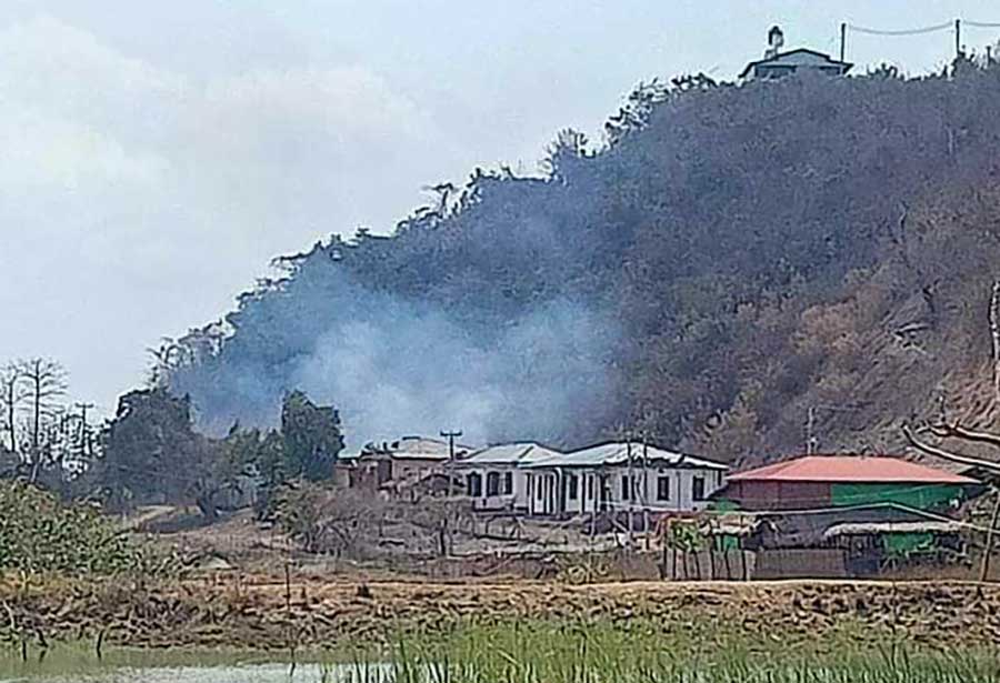 စစ်ကောင်စီ ဗုံးကြဲမှုကြောင့် သရက်တောင်ကျေးရွာမှ နေအိမ်များ မီးလောင်နေသည်ကို တွေ့ရစဥ်။ ဓာတ်ပုံ - Ko Maung Bu/ Facebook)