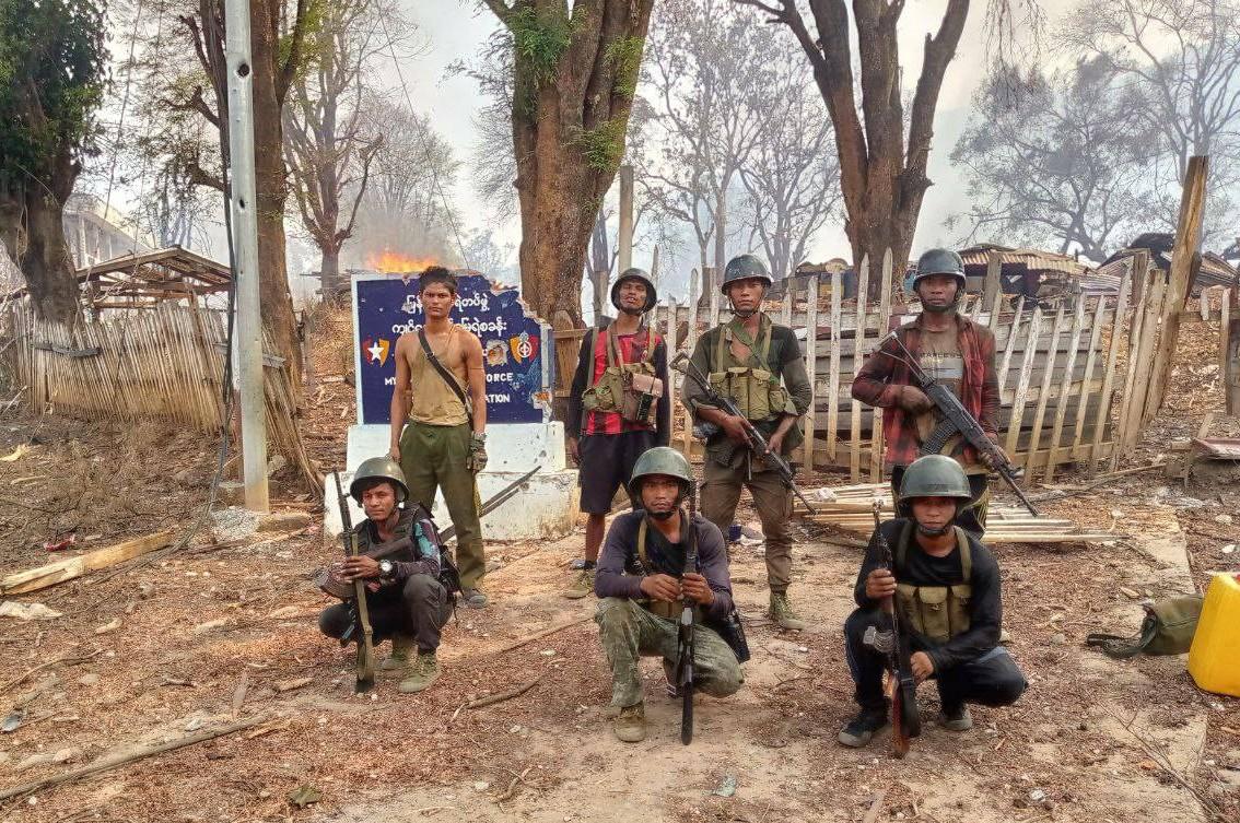 ကျင်ဒွေးရဲစခန်းရှေ့တွင် တွေ့ရသော ချင်းလက်နက်ကိုင်တပ်ဖွဲ့ဝင်များ။ (ဓာတ်ပုံ - Zalen) 